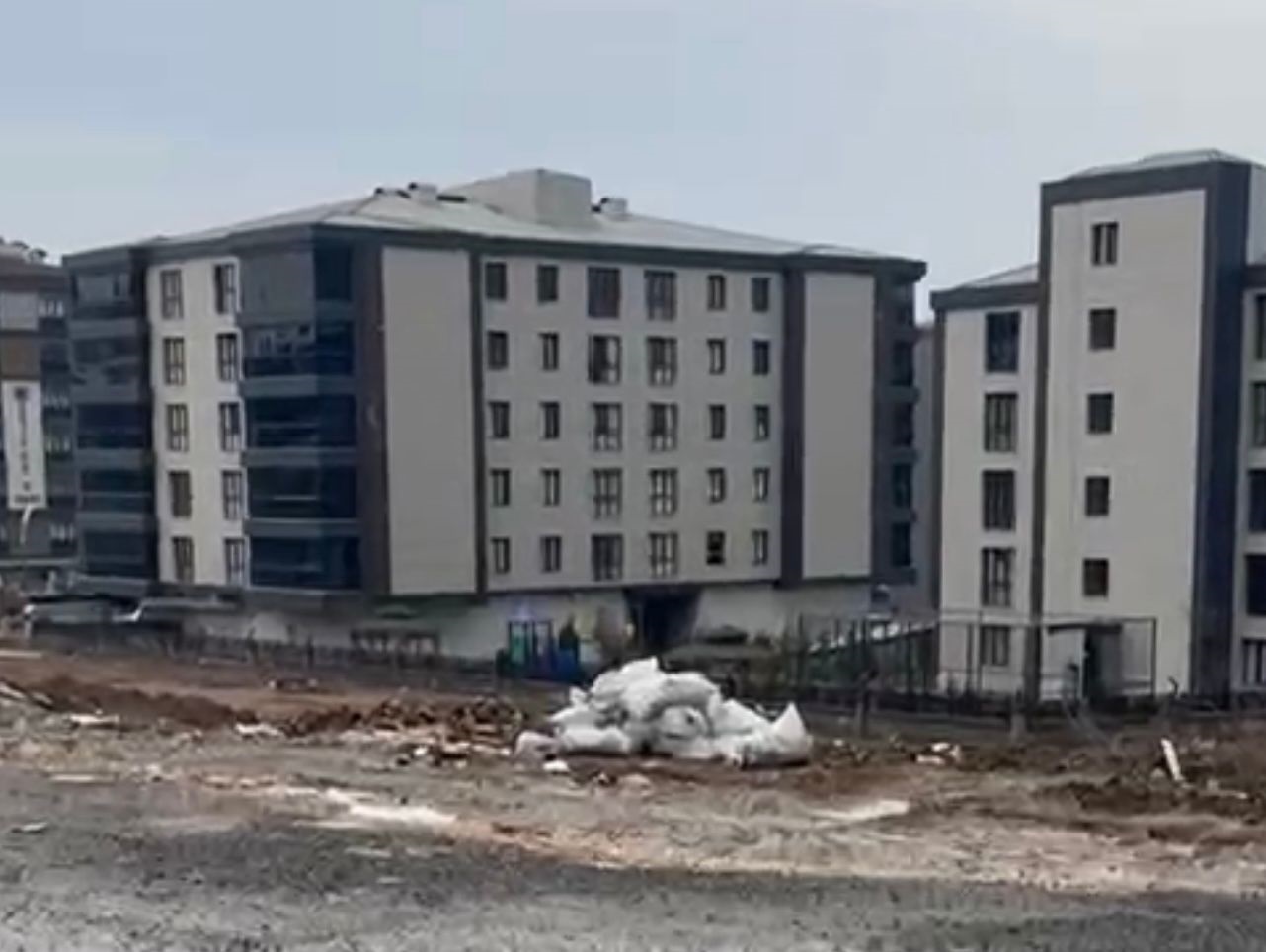 Tilmerc’te Okul Yolu Sagligi Tehdit Ediyor (1)