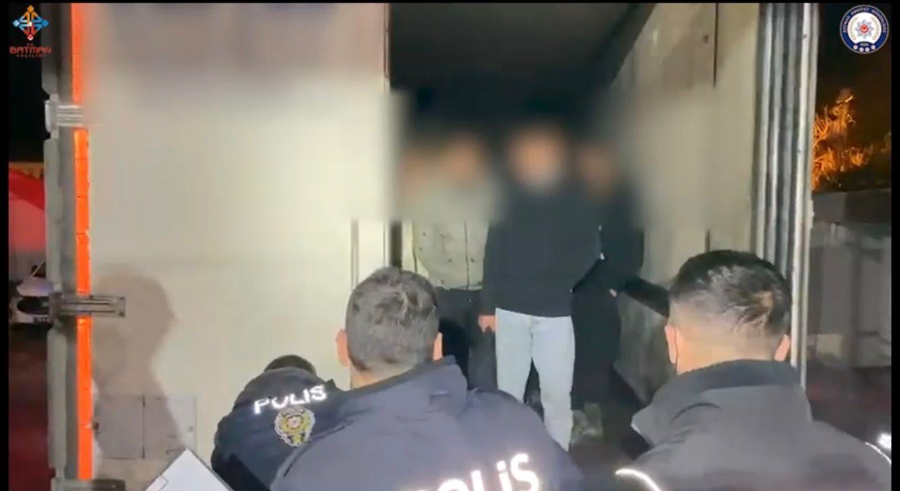 Batman’da Tir’dan 25 Kaçak Gocmen Cikti (1)