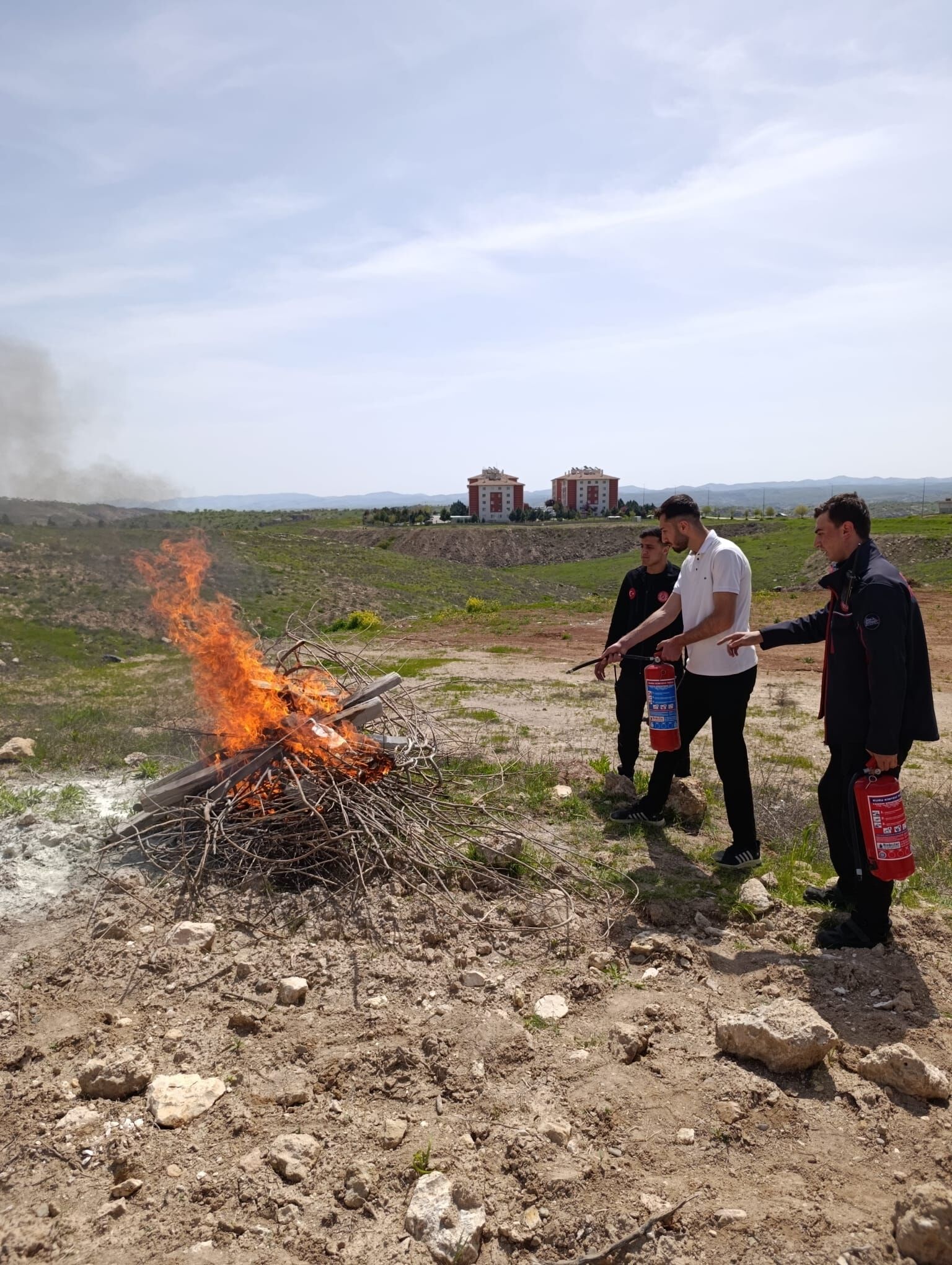 Alevlere Karşı Hazırlar Mı 32 Öğrenci Yangınla Mücadeleyi Yerinde Öğrendi (1)