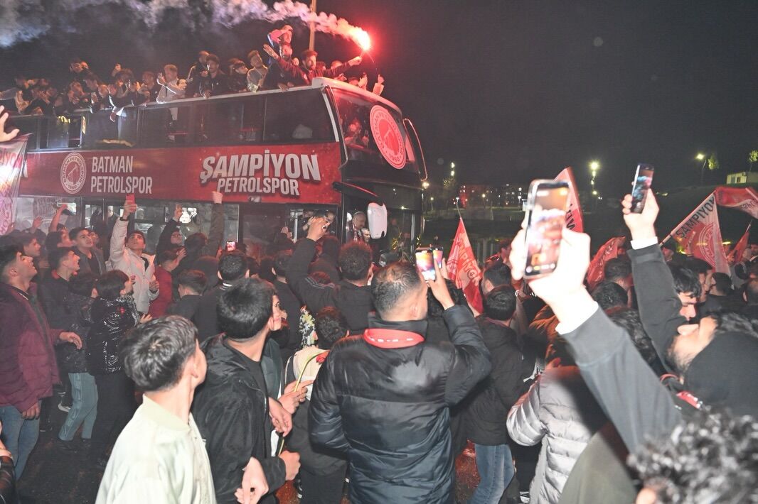 Batman Tek Yürek! Petrolspor’un Şampiyonluğu Kenti Bayram Yerine Çevirdi (1)