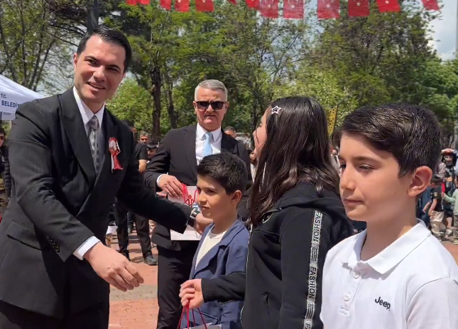 Batman’da Bayram Coşkusu Atatürk Parkı Al Bayraklarla Donatıldı! (2)