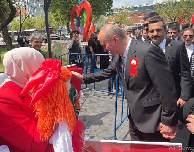Batman’da Bayram Coşkusu Atatürk Parkı Al Bayraklarla Donatıldı! (3)