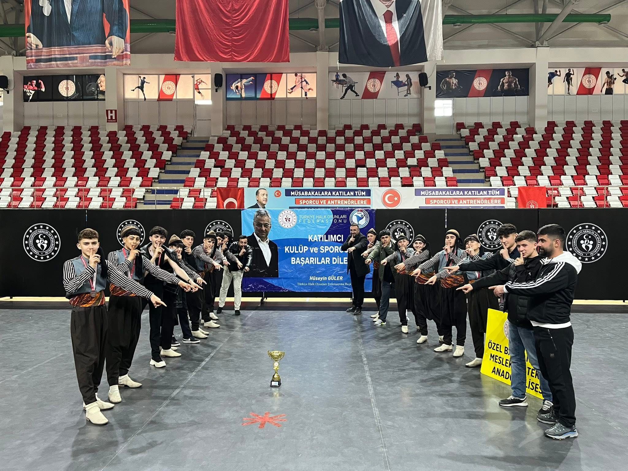 Batman’ın Gururu! Çözüm Lisesi Halk Oyunlarında Bölge Şampiyonu Oldu (1)