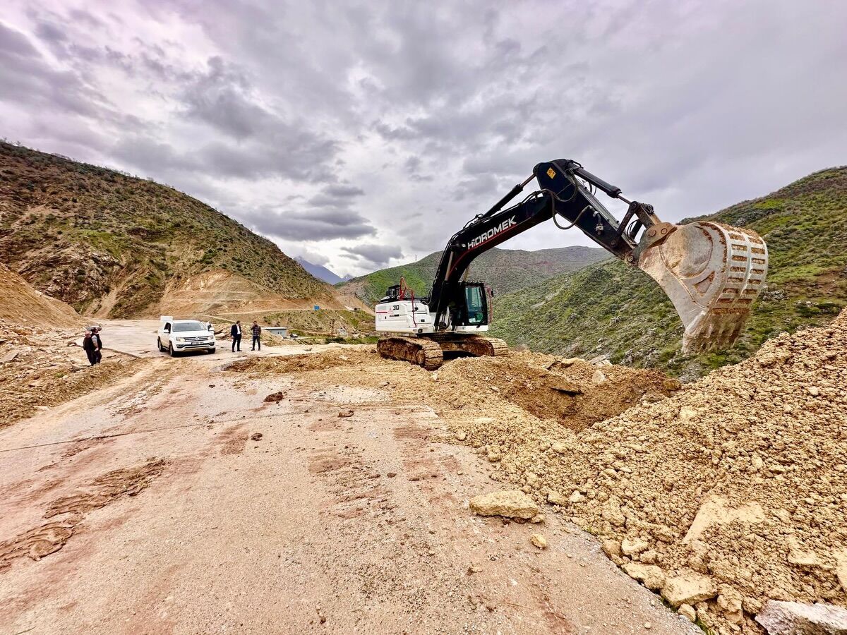 Kozluk’ta Sağanak Sonrası Seferberlik Yollar Açılıyor, Hasar Gideriliyor (2)