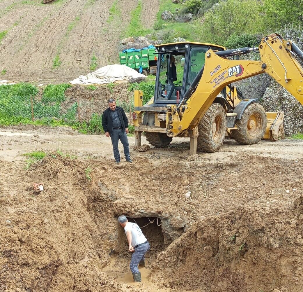 Kozluk’ta Sel Alarmı! Yollar Açıldı, Taşkınlar Önledi (1)