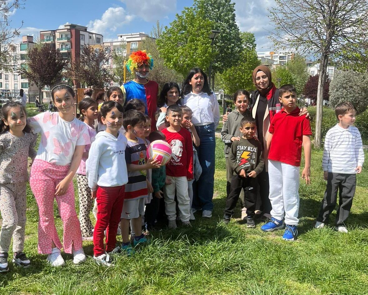 Millet Bahçesinde Neşe Dolu Anlar (2)