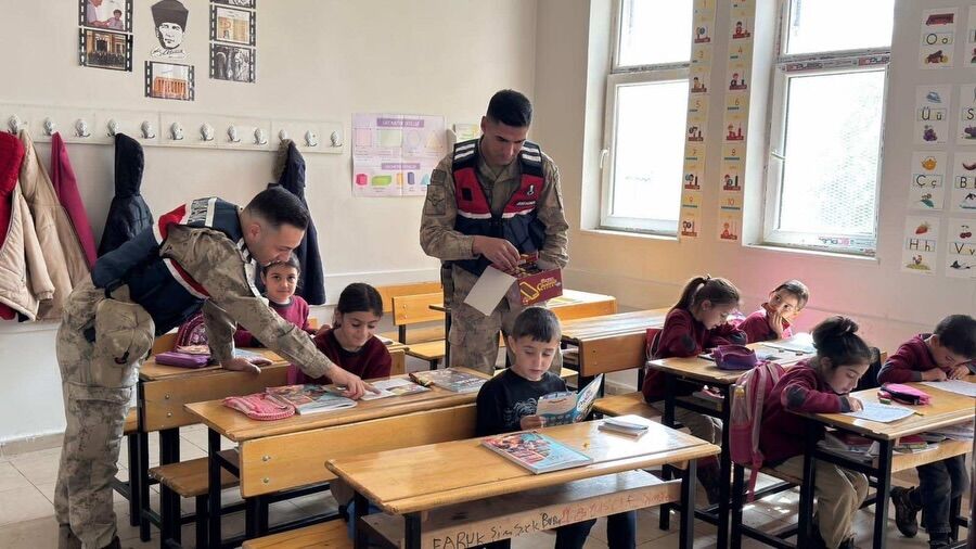 Sason’da Jandarmadan Gönül Köprüsü Hem Sosyal Destek Hem Eğitim Bir Arada! (2)