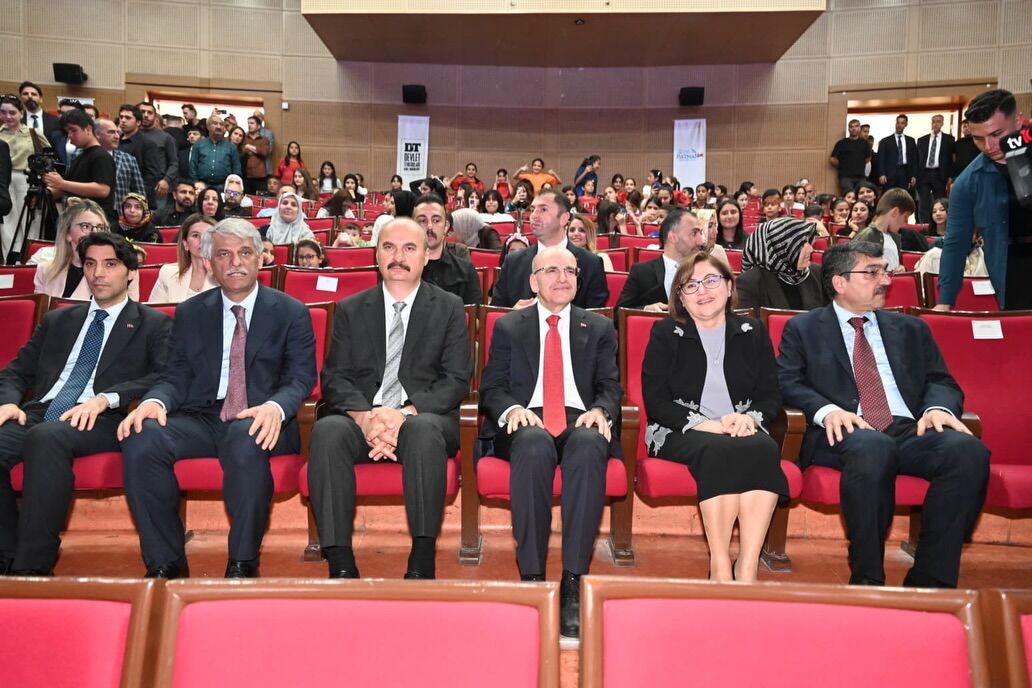 Batman’da Sanata Dev Yatırım Devlet Tiyatroları Sahnesi Görkemli Törenle Açıldı (2)