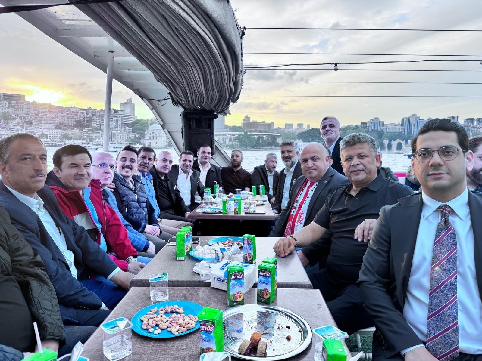 İstanbul Boğazı Kırmızı Beyaza Büründü! Batman Petrolspor’a Muhteşem Şampiyonluk Kutlaması (1)