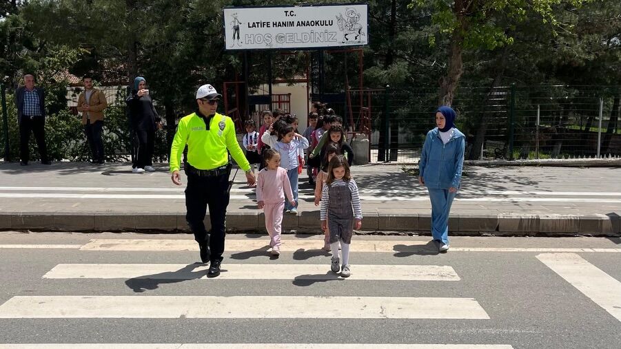 Kozluk’ta Öğrenciden Sürücüye Herkes Bilinçlendirildi (2)