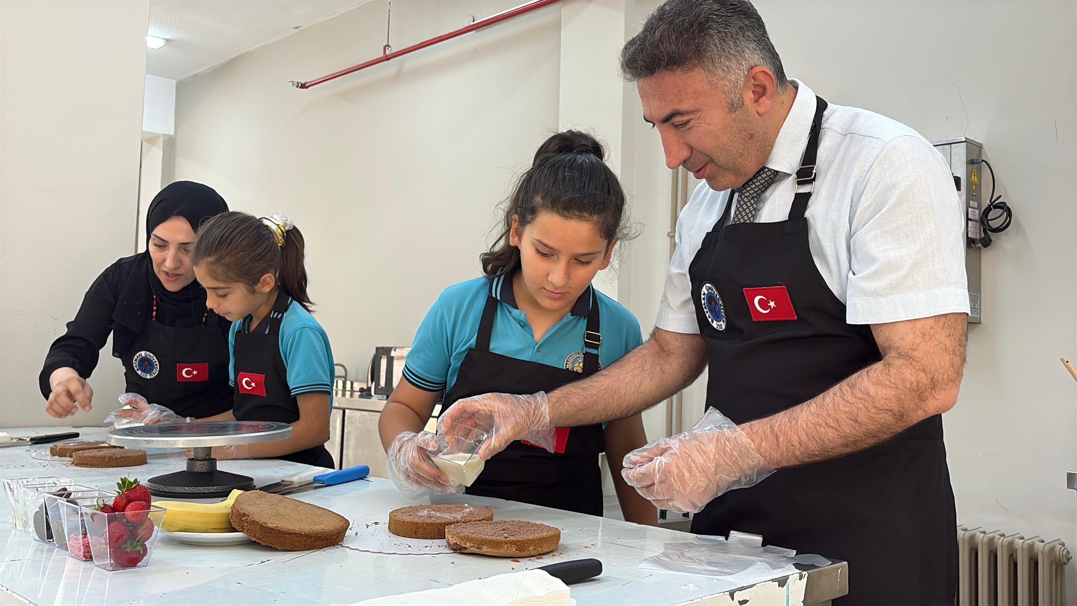 Aileler Ve Çocuklar Aynı Tezgahta Pasta Yaparak Bağlarını Güçlendirdi (3)