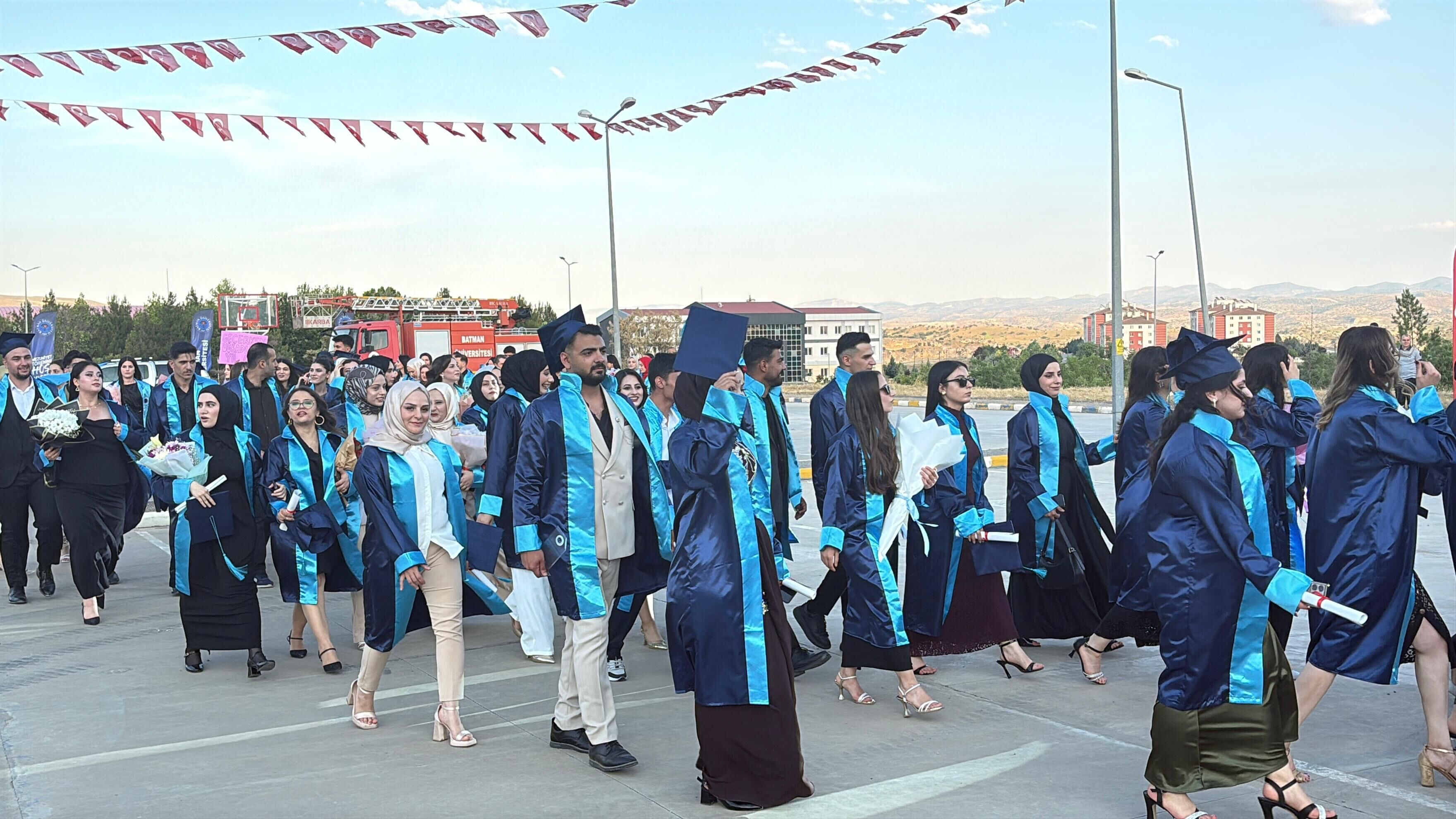 Batman’da Binlerce Öğrenci Kep Atarak Geleceğe Uğurlandı (2)