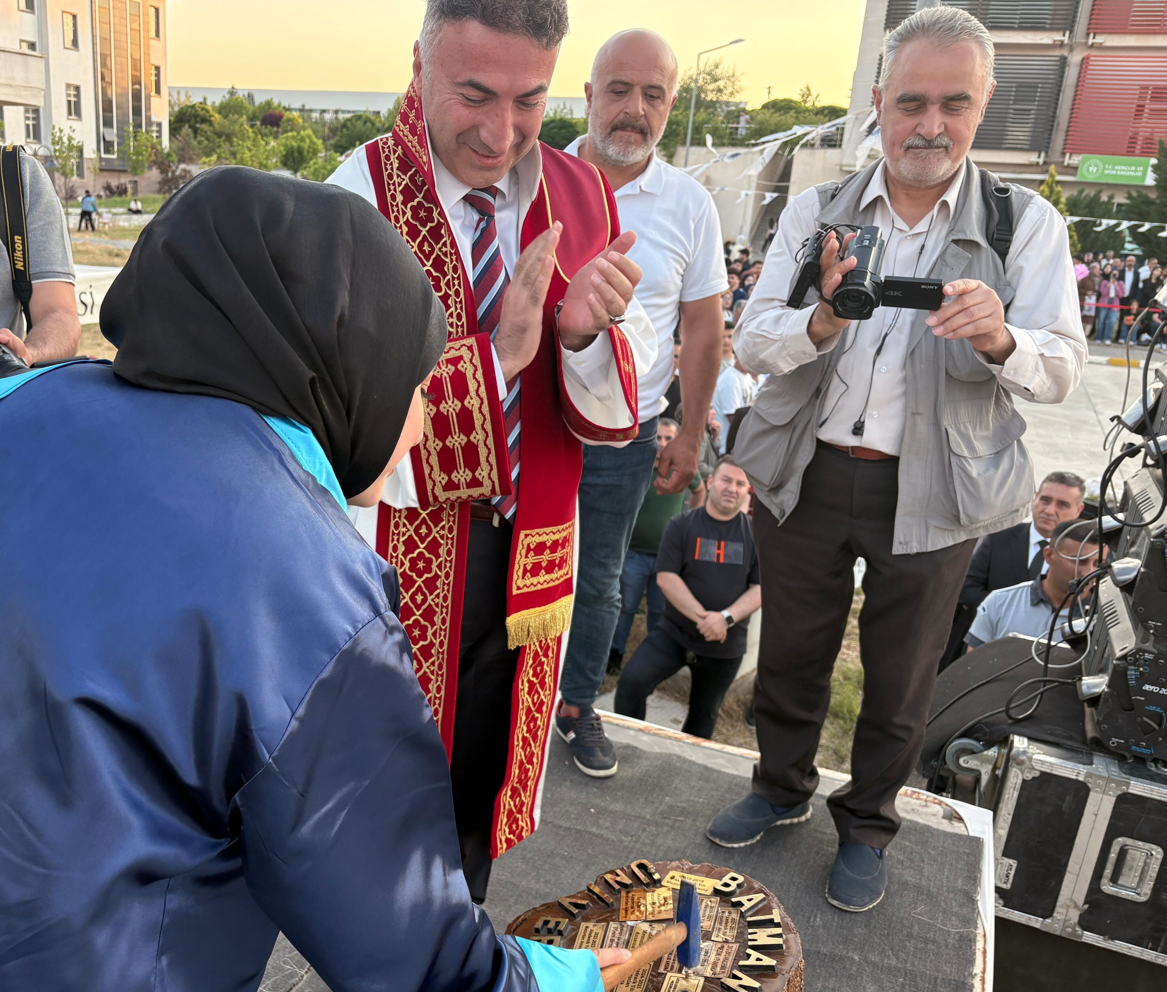 Batman’da Binlerce Öğrenci Kep Atarak Geleceğe Uğurlandı (3)