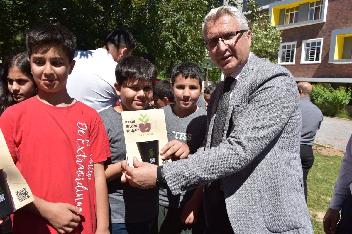 Geleceğe Nefes Olan Proje Batman’da 400 Fidan Kiti Öğrencilerle Buluştu (1)1