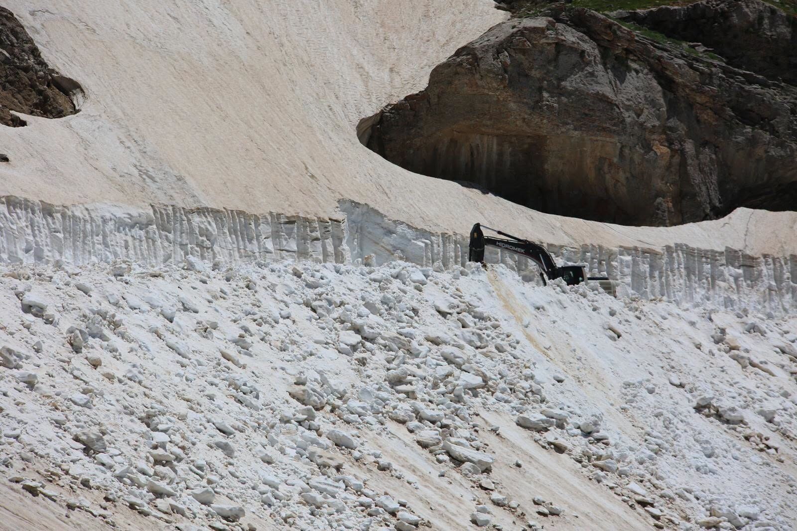Haziranda 4 Metrelik Kar! Mereto Zirvesi Ziyaretçilere Açılıyor (2)1