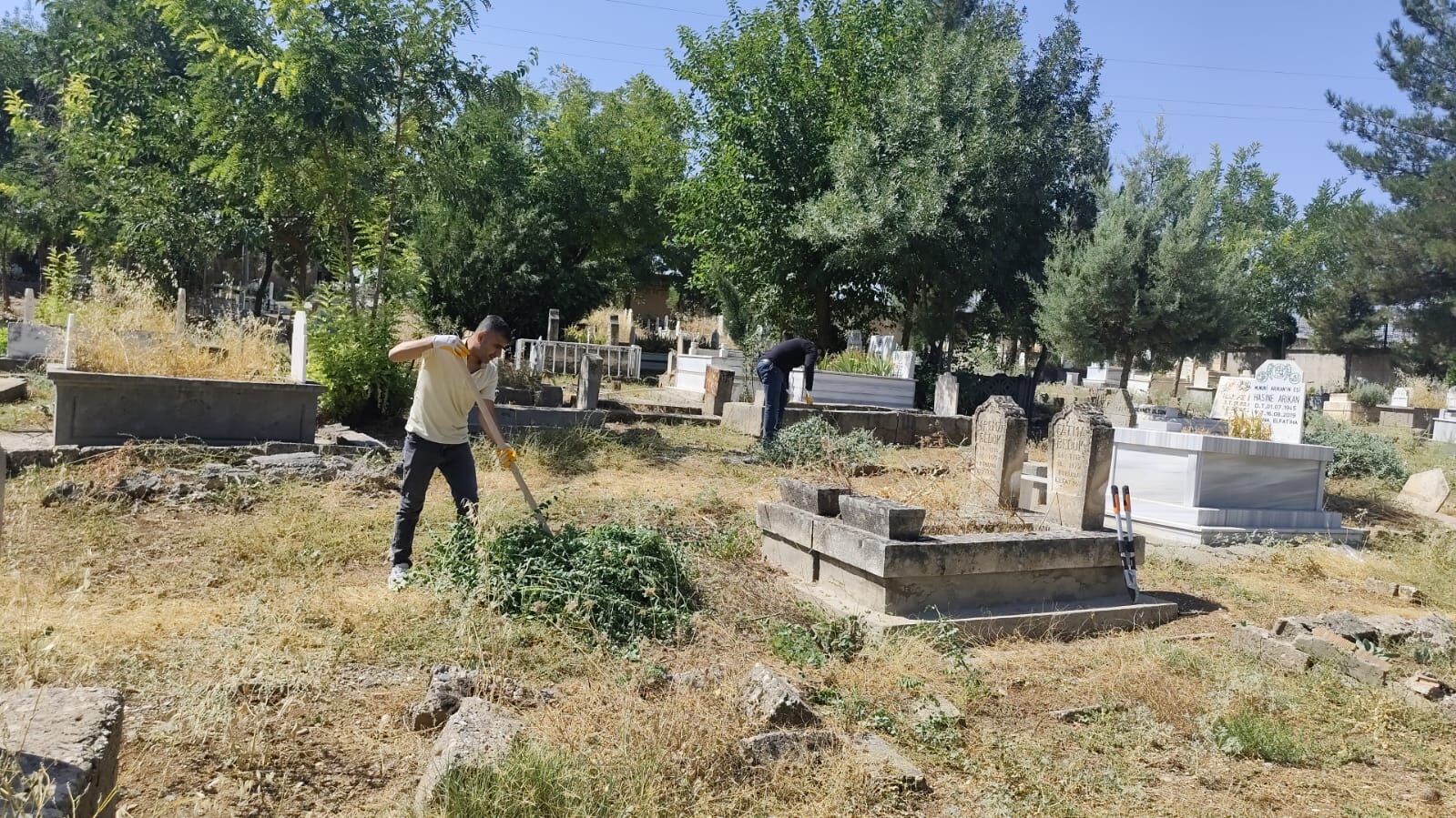 Batman Mezarlıklarında Temizlik Seferberliği