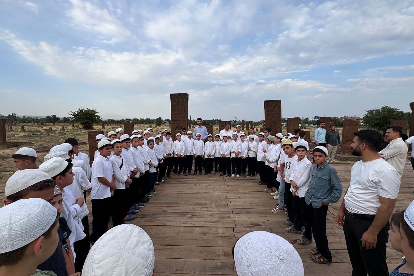 Hafızlık Öğrencileri Ecdadın İzinde! Ahlat'ta Tarihle Buluşup Dua Ettiler