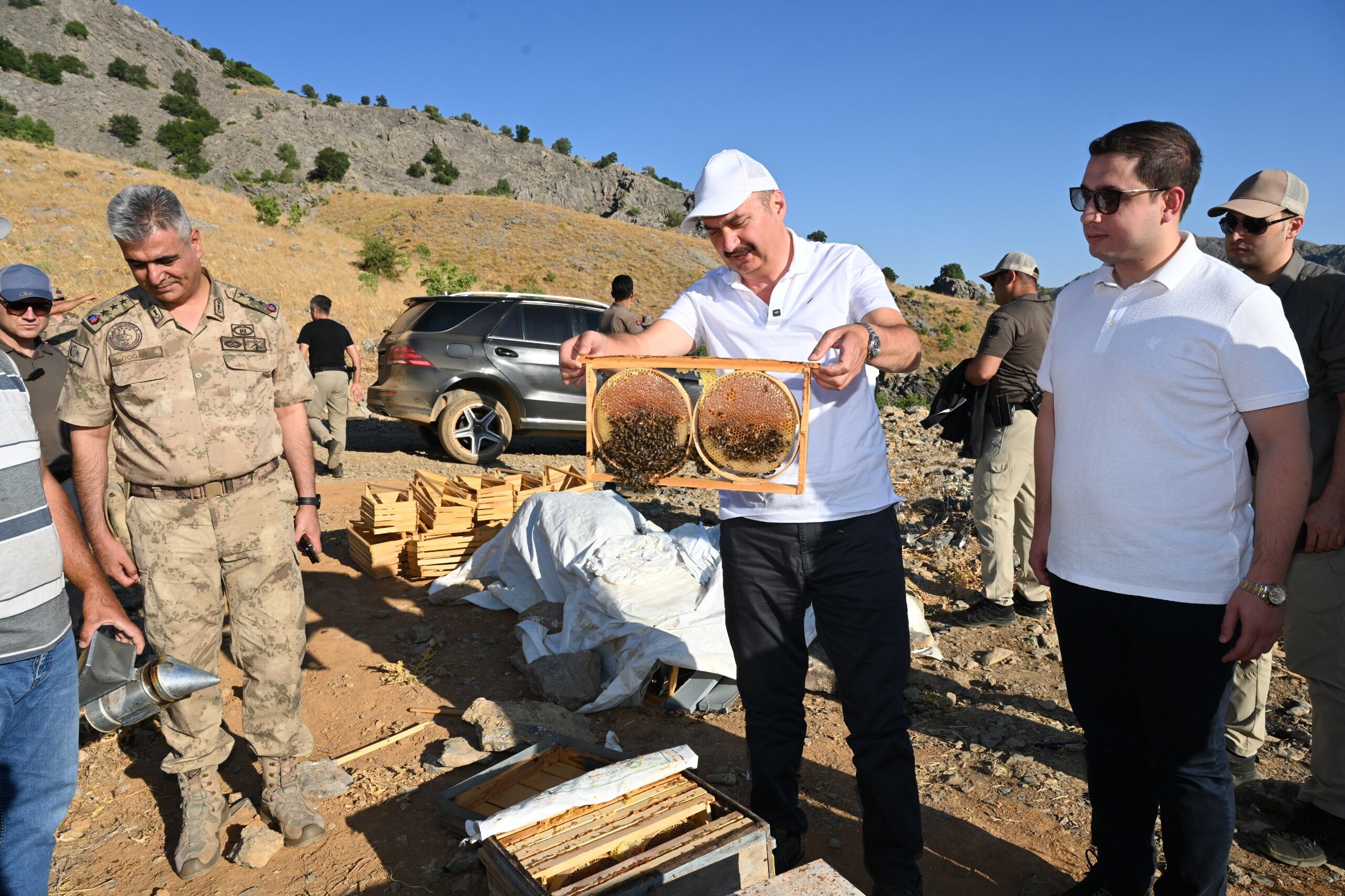 Helkıs Dağı'nda Şifa Hasadı! Sason Sütleğen Balında İlk Büyük Hasat Coşkusu