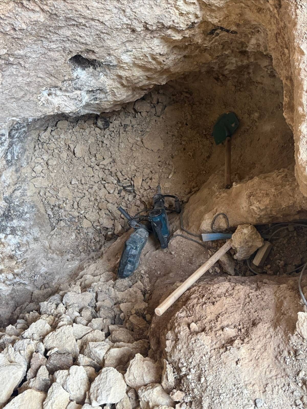 Beşiri’de Kaçak Kazı Suçüstü: Definecilerin Planını Jandarma Bozdu