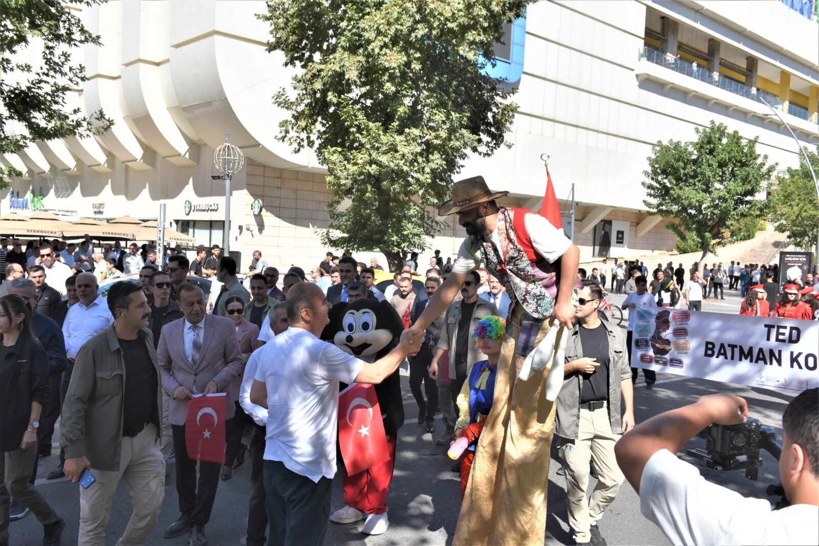 Festival Coşkusu Kortej Yürüyüşü ile Başladı