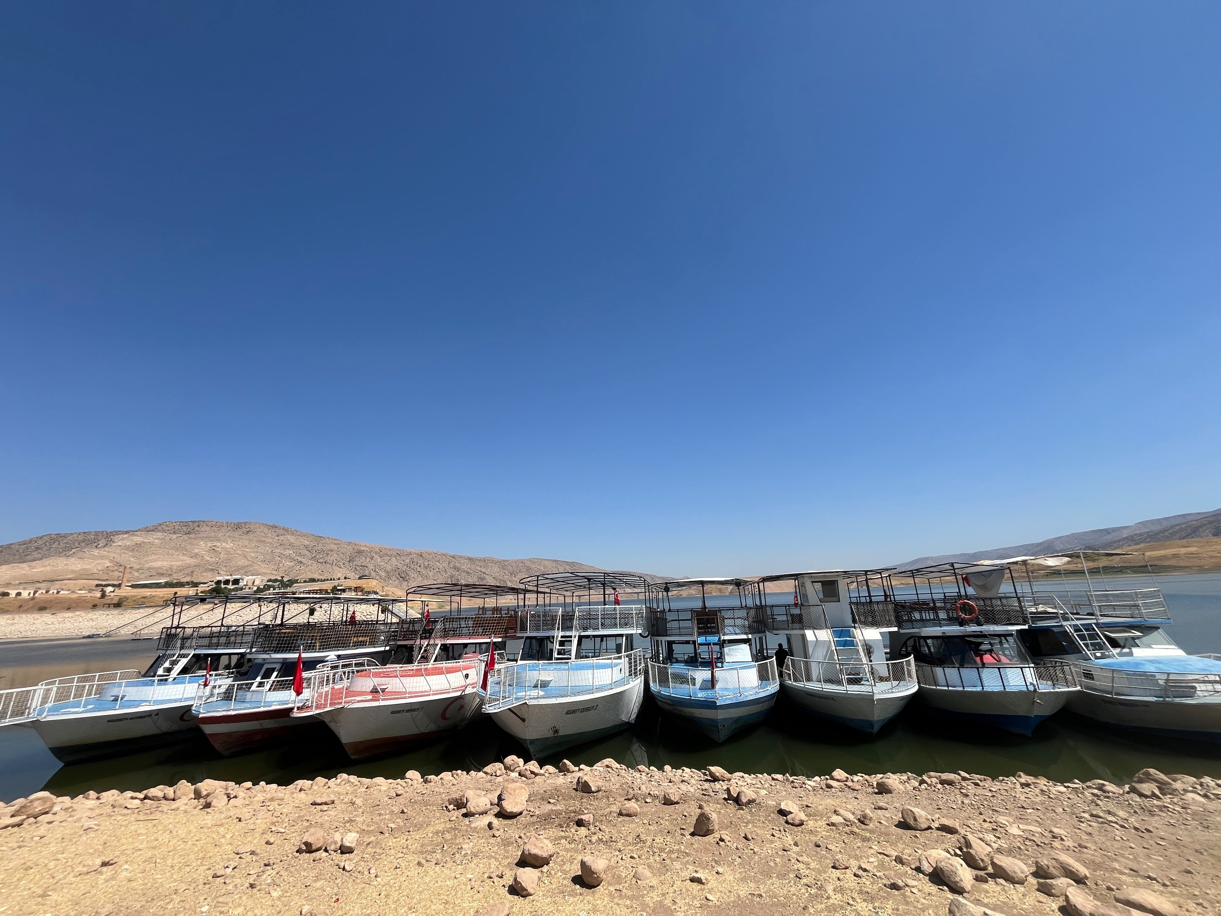 Hasankeyf’te Tekneler Kıyıya Çekildi! Turistler Tekne Turundan Mahrum Kaldı