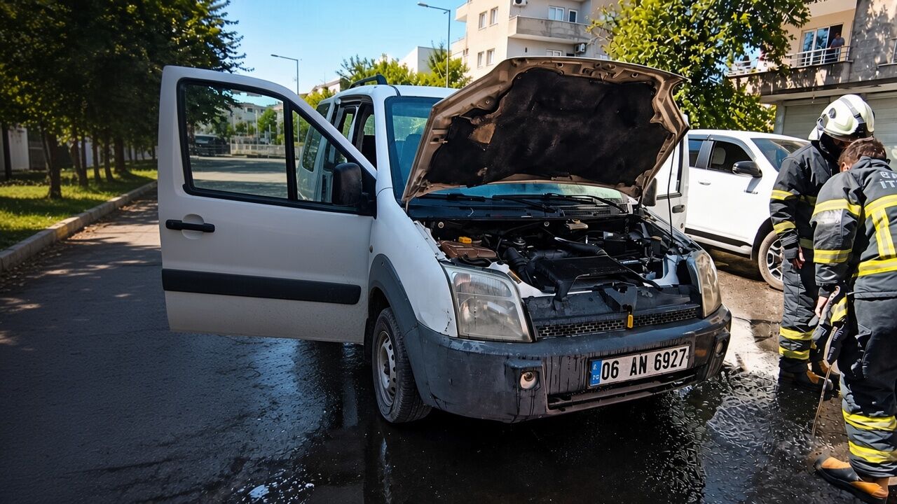 Batman'da Seyir Halindeki Hafif Ticari Araç Alev Alev Yandı: Sürücünün Soğukkanlı Müdahalesi Faciayı Önledi