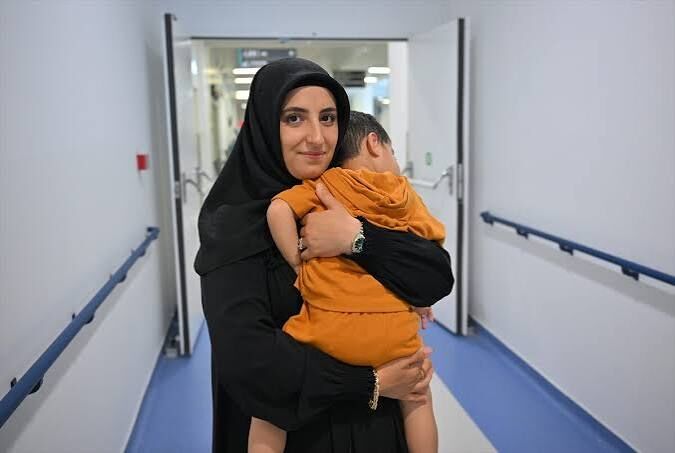 12 Yıllık Çocuk Hasretinin Ardından Milyonda Bir Görülen Hastalığı Yenerek İkizlerine Kavuştu