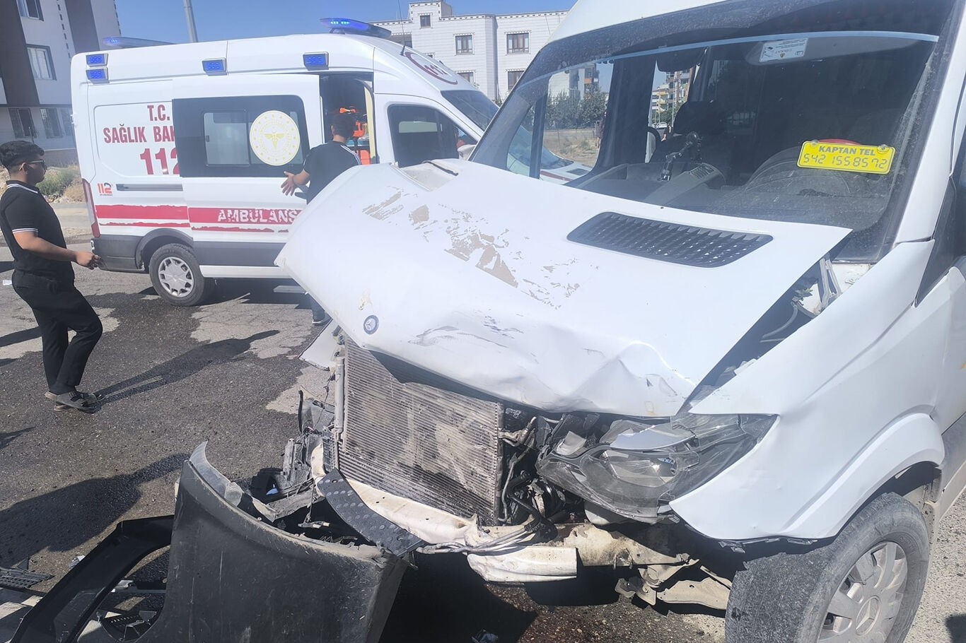 Minibüs İle Hafif Ticari Araç Çarpıştı: Bir Yaralı