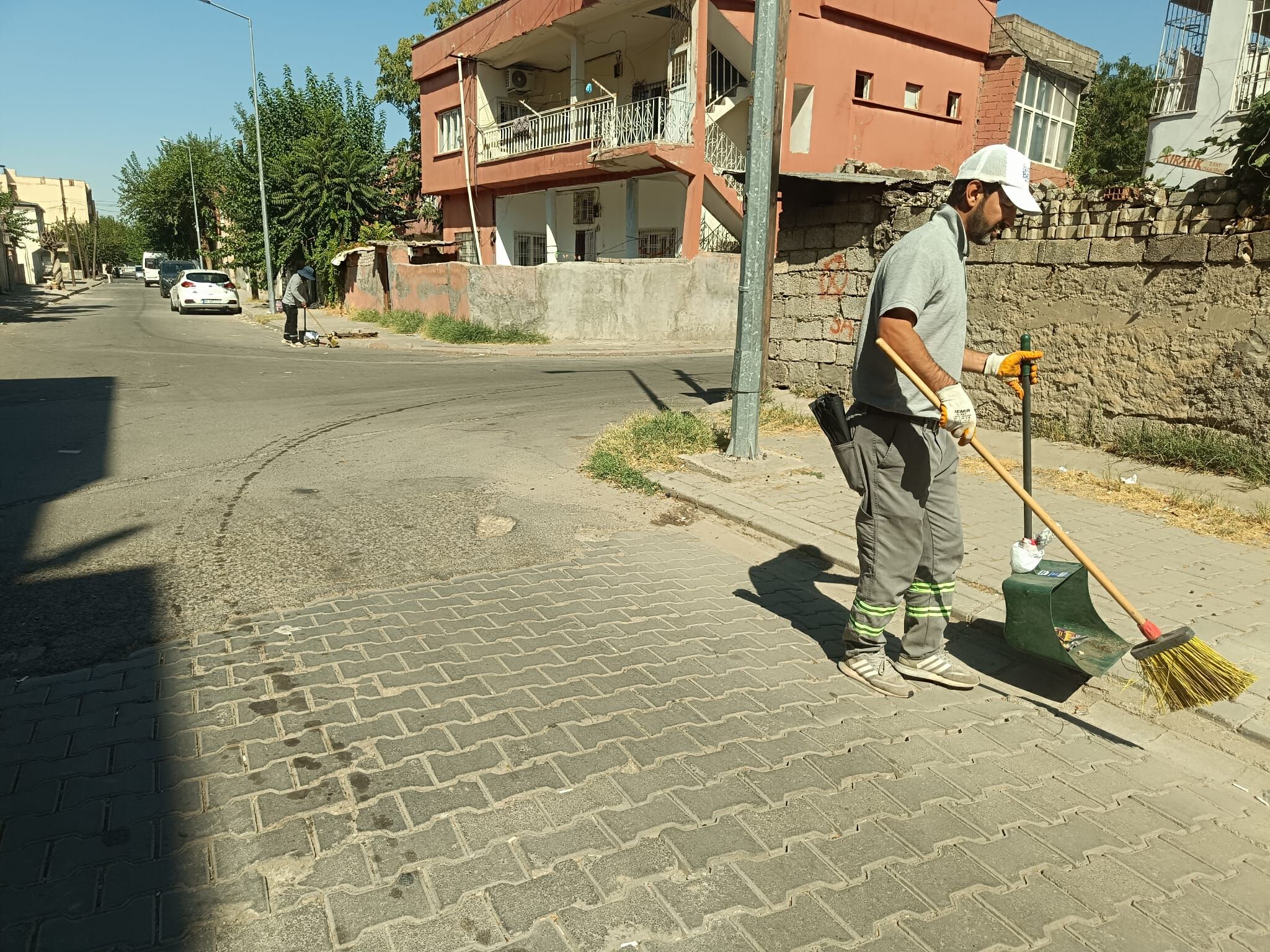 Okul ve Mahallelerde Temizlik Çalışmaları Sürüyor