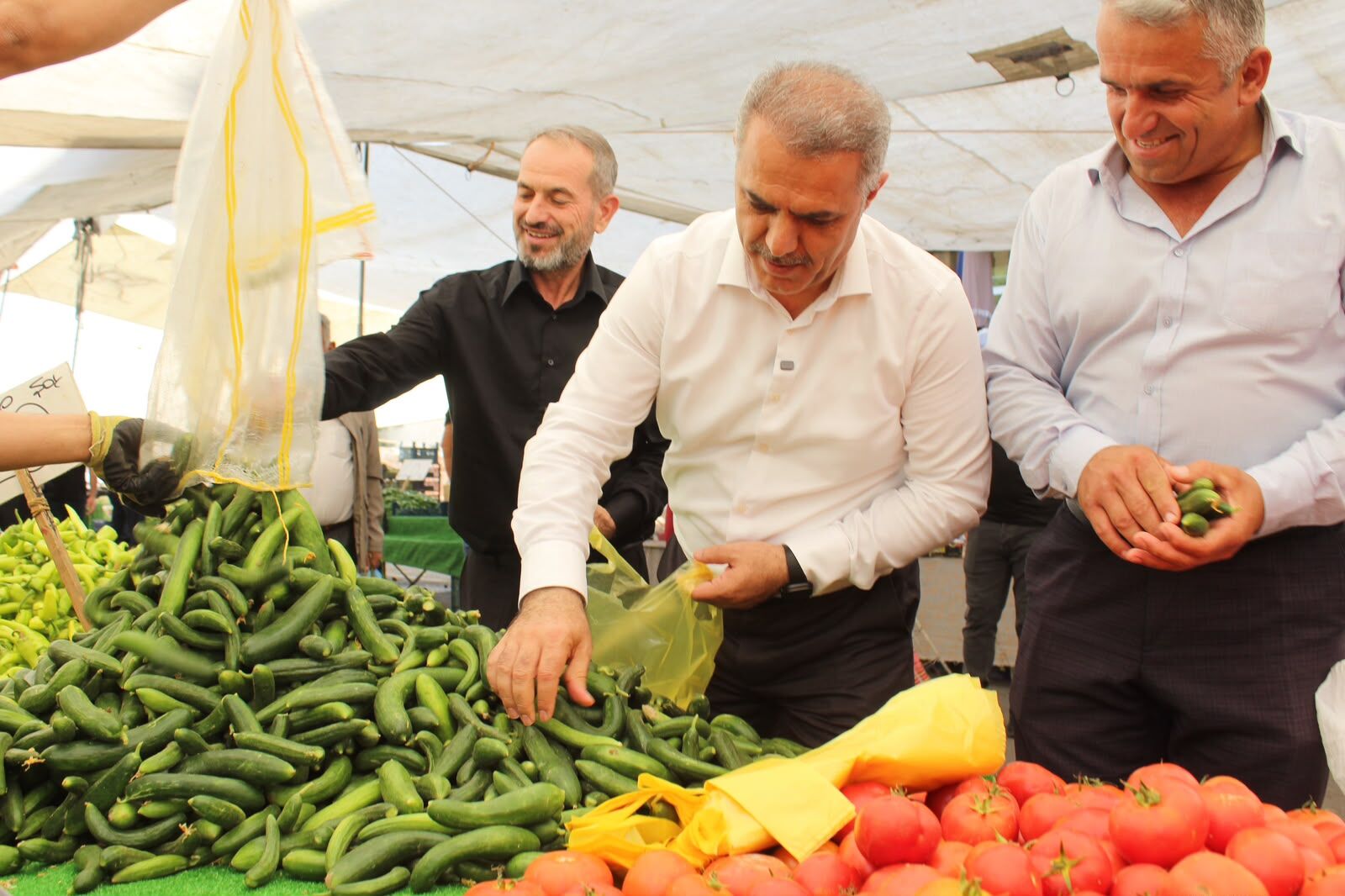 Şansi’den pazarda saha mesajı: Siyasetin merkezi sahadır