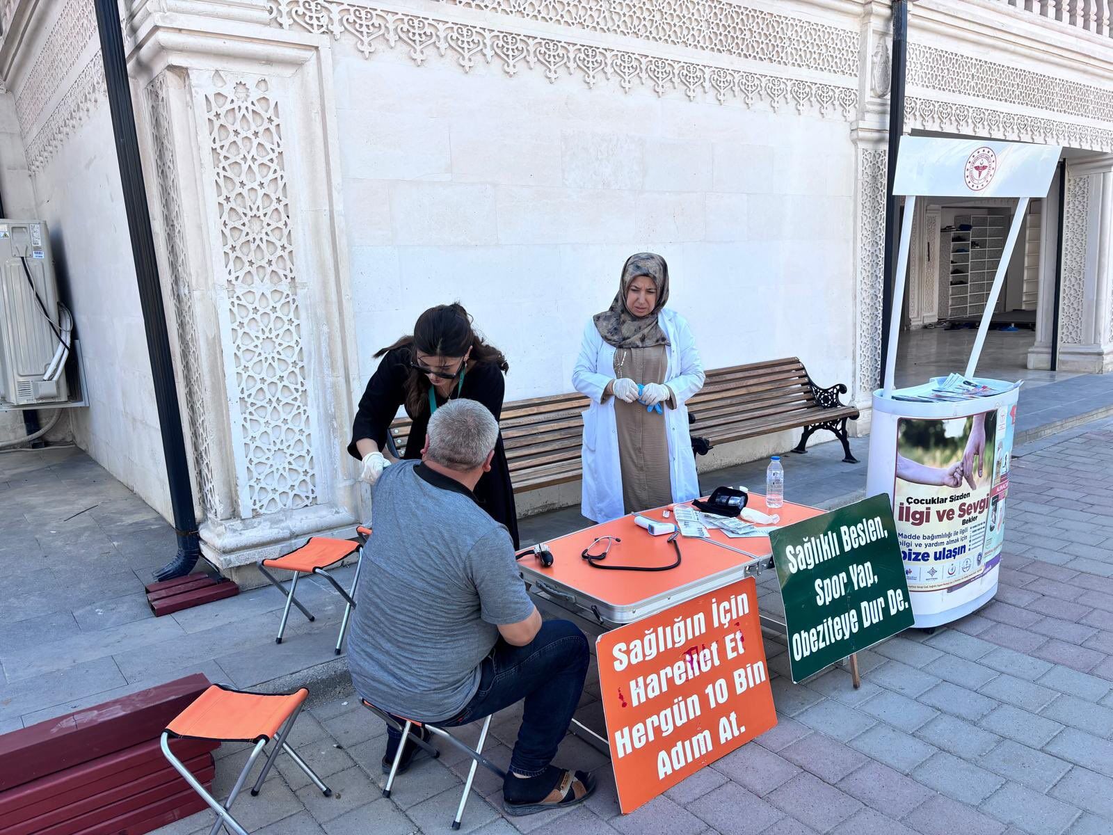 Sason’da Meydanda Ücretsiz Tansiyon ve Şeker Taraması
