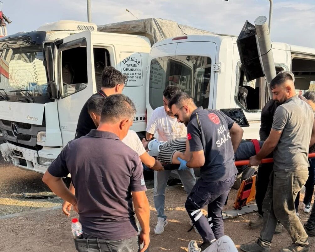 Tır ile Hafif Ticari Araç Çarpıştı: Çok sayıda yaralı var