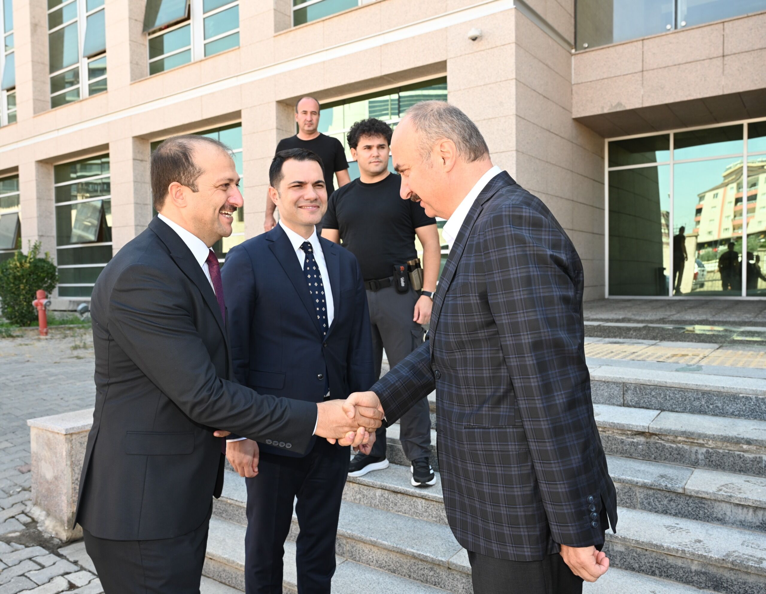 Vali Canalp’ten Adalet Komisyonu Başkanı Yıldırım’a Hayırlı Olsun Ziyareti