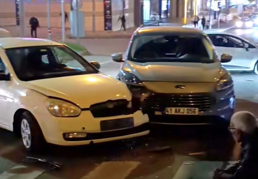 Batman’da Köprülü Kavşakta Kaza! İki Otomobil Çarpıştı