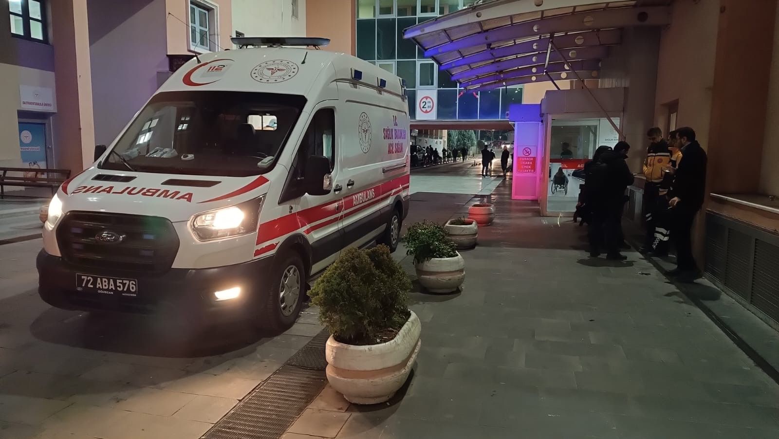 ARACINDA SİLAHLA YARALI BULUNDU