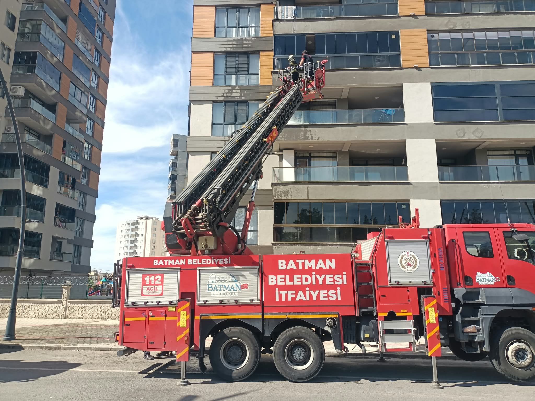 BALKONDA ALEV ALAN KOMBİ İTFAİYE EKİPLERİNCE SÖNDÜRÜLDÜ
