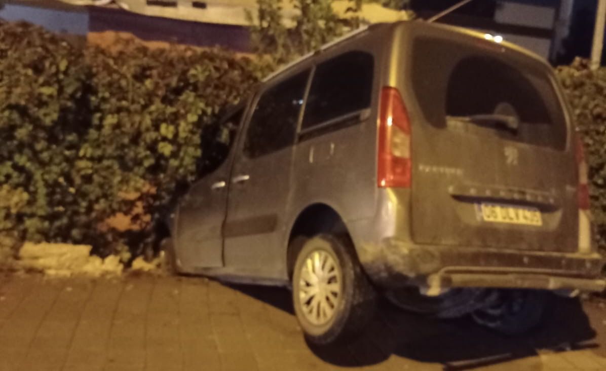 Batman’da Korkutan Kaza! Hafif Ticari Araç Bahçe Duvarına Çarptı