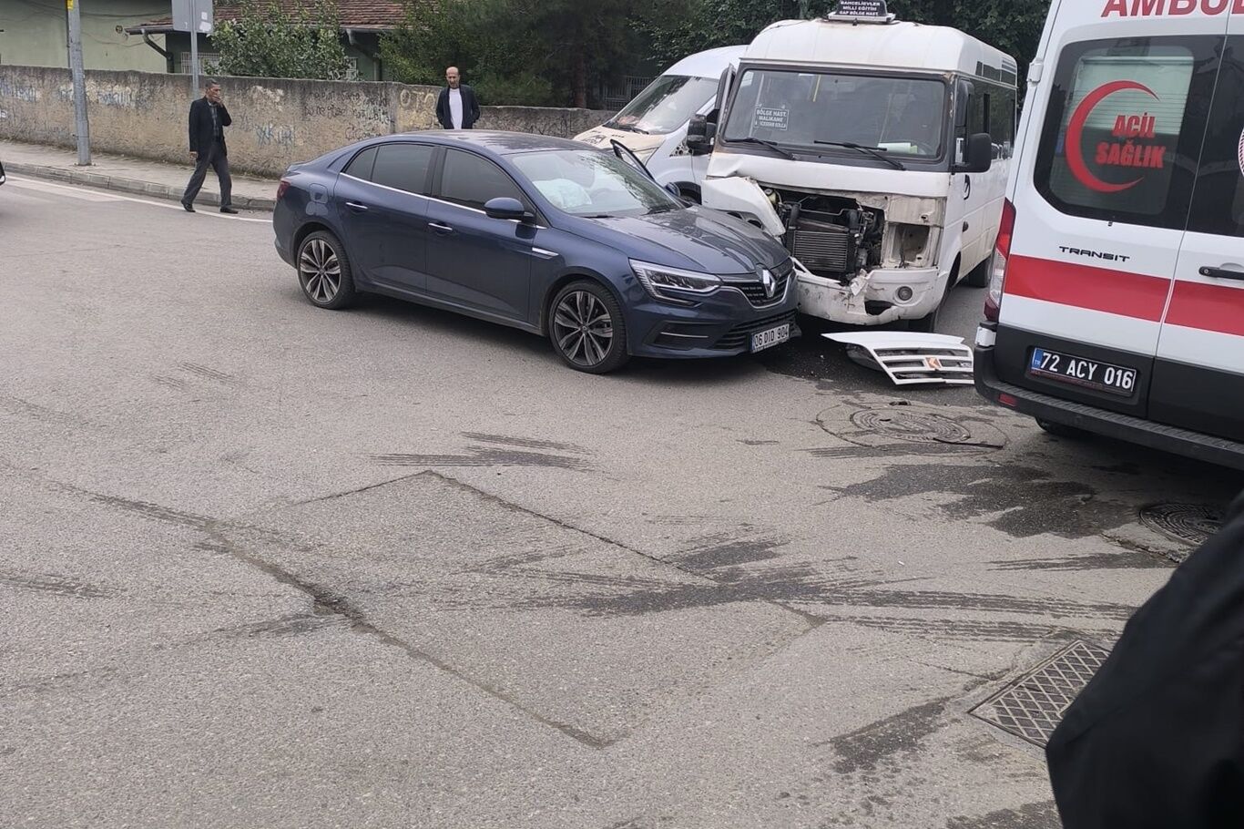 Minibüs Ile Otomobil Çarpıştı 1 Kadın Yaralandı (2)