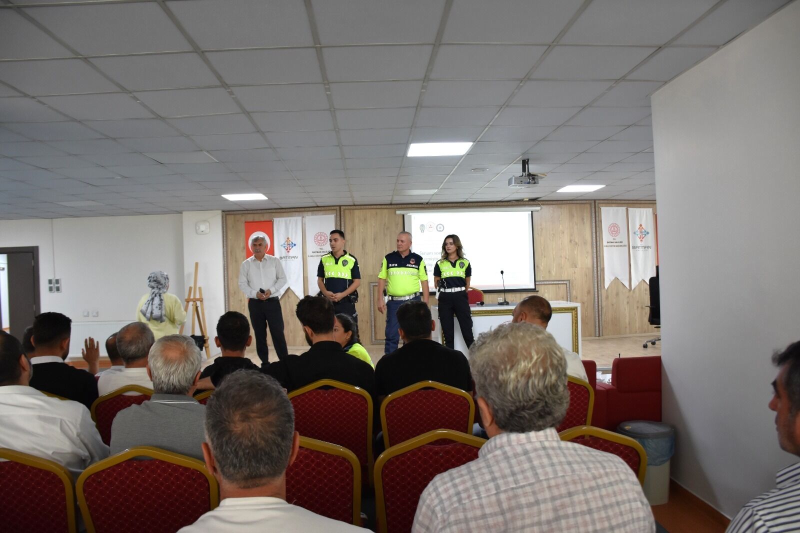 Öğrenci Servis Şoförleri ve Rehber Personele Trafik Eğitimi