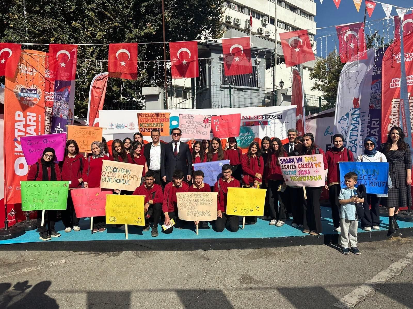 Sasonlu Öğrenciler Kitap Fuarında