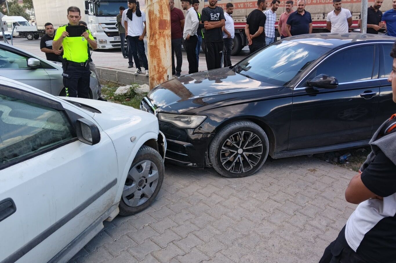 Tır İle Taksinin Çarpıştığı Kazada Bir Kişi Yaralandı