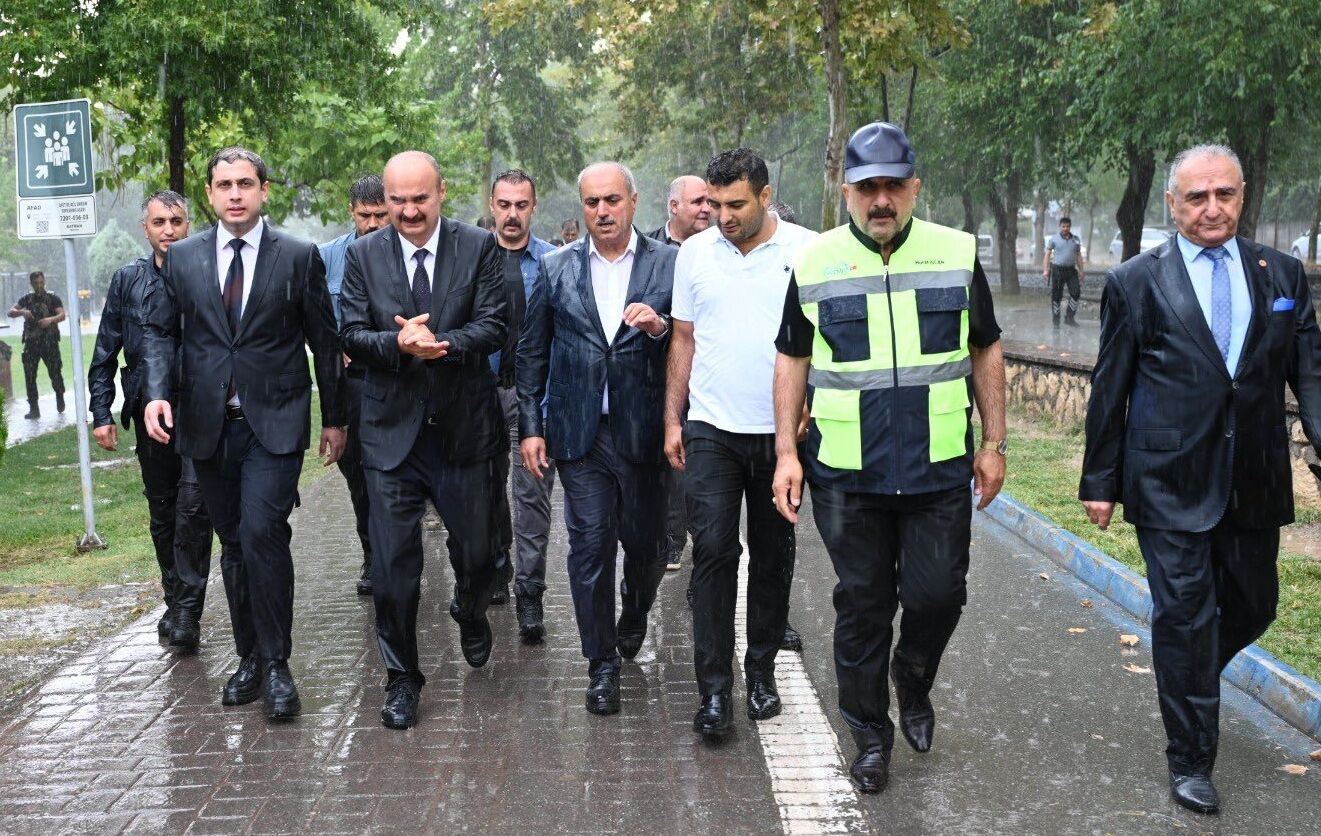 Vali Canalp’tan Dikkat Çeken Açıklama “Şemsiye Açtırsaydık Da Eleştirilecektik”