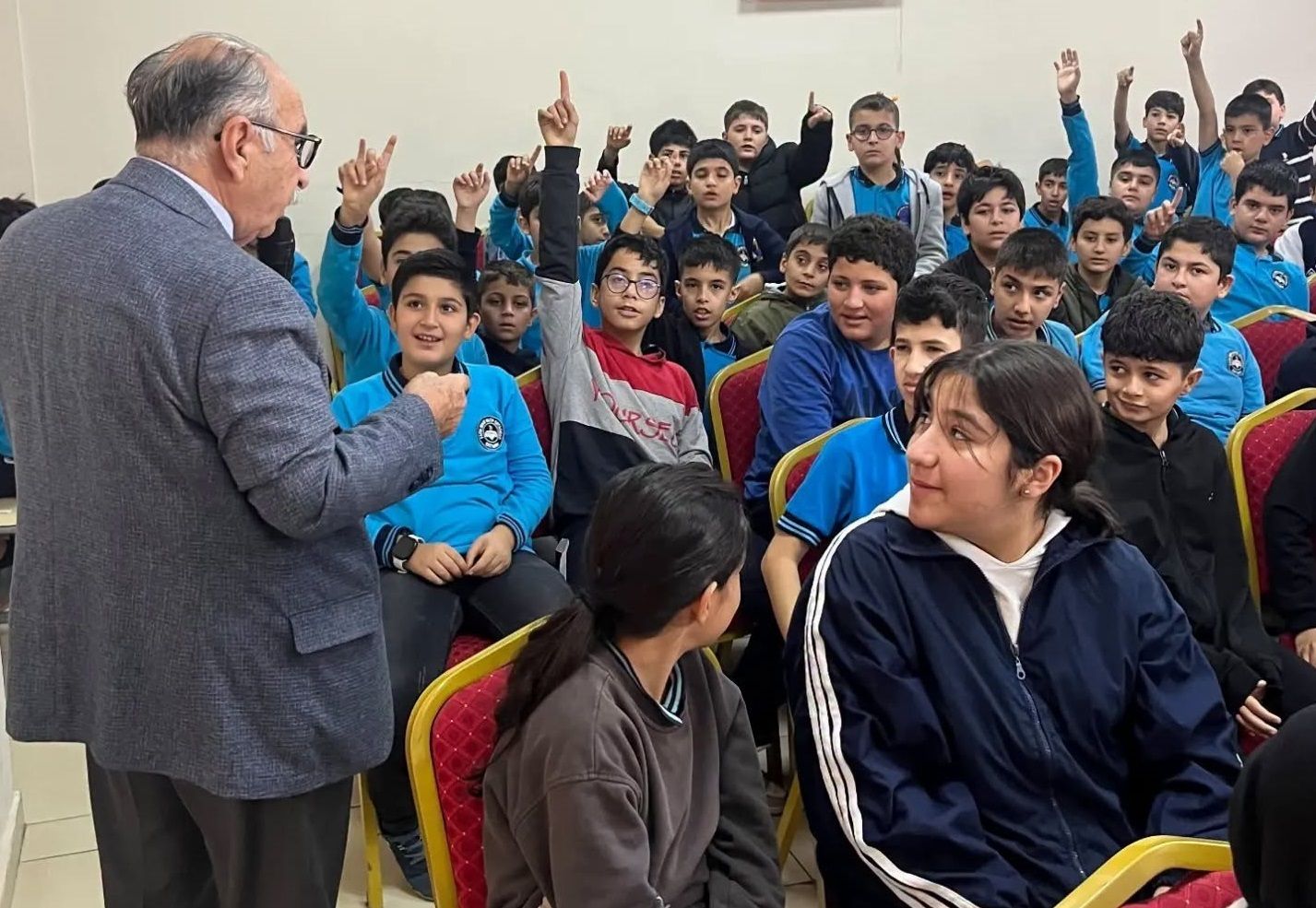 Yalvaç Ural’dan Batmanlı öğrencilere hayati mesaj: Kitap okuyun, teknolojiye esir olmayın!