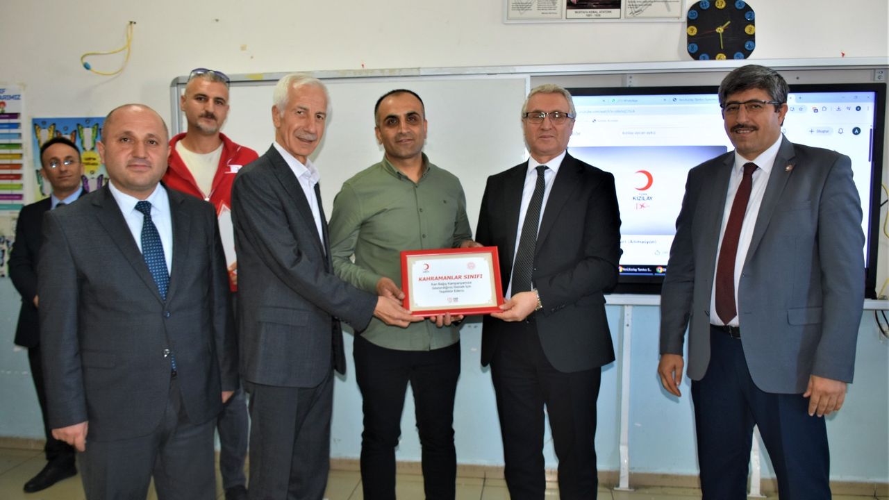 Batman’da Kahramanlar Sınıfı” Plaketini İl Müdürü Verdi