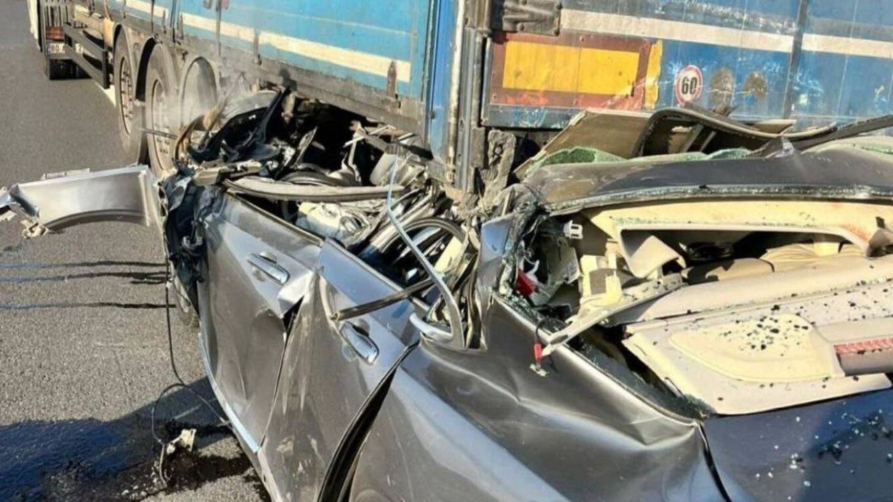 Otomobil tıra arkadan çarptı, sürücü hayatını kaybetti