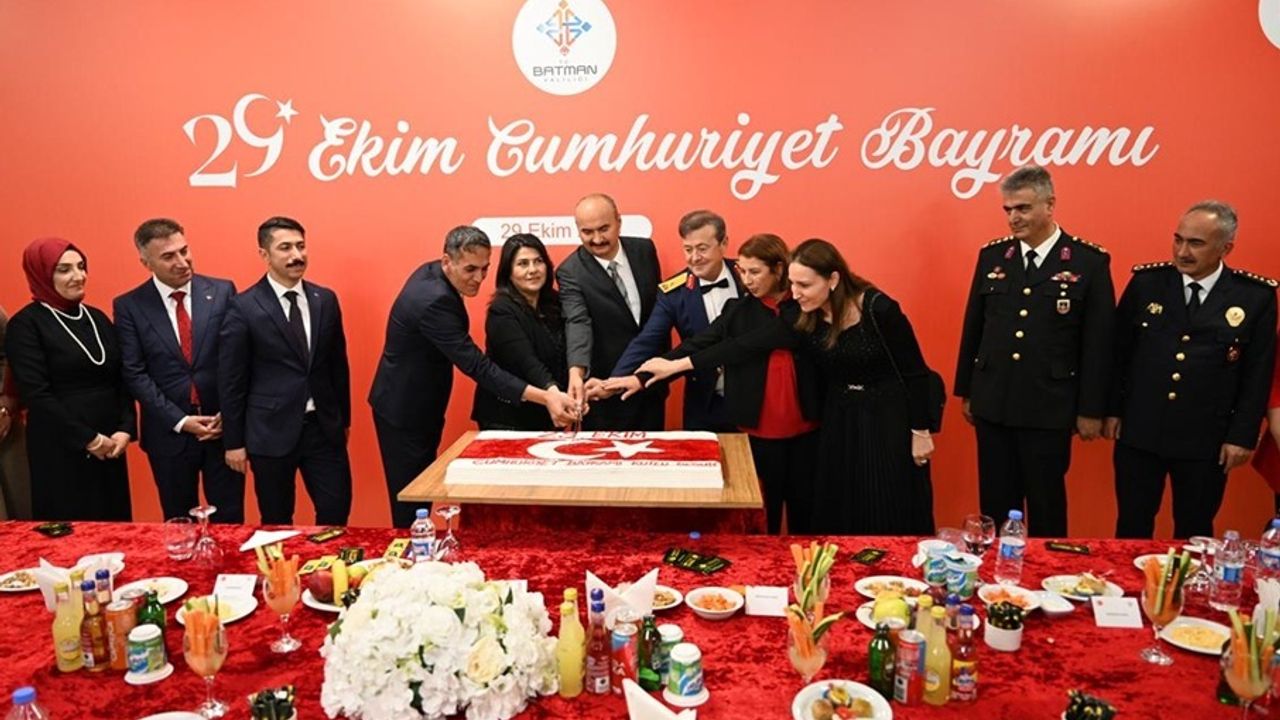 Batman’da Cumhuriyetin 102. Yıl Dönümü Kutlamaları Kabul Töreni ile Sona Erdi