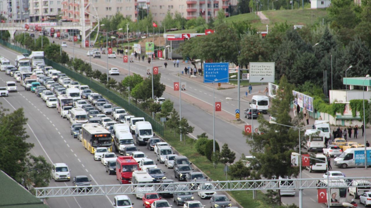 Dikkat dağıtan alışkanlıklar trafikte kazalara davetiye çıkarıyor