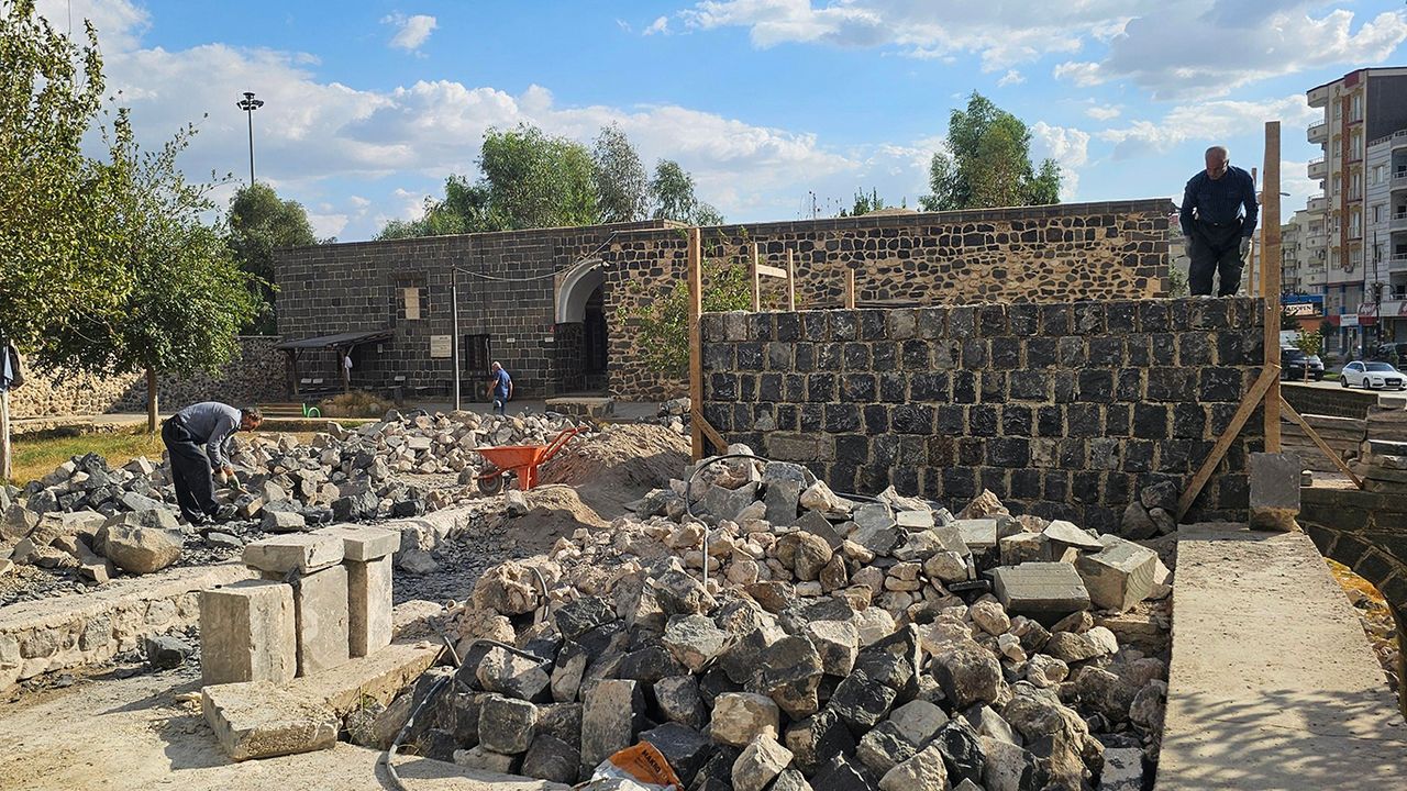 Yıkılan tarihi yapı yeniden yapılmaya başlandı