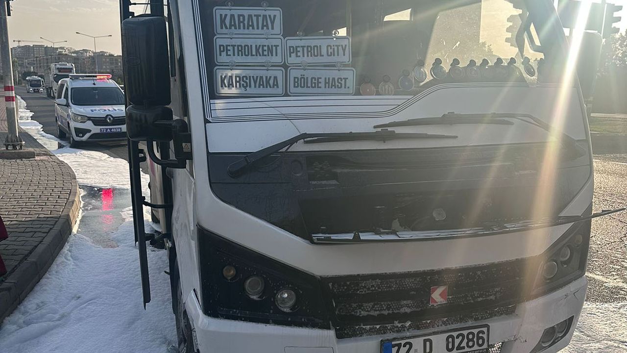 Seyir Halindeki Minibüste Yangın Paniği