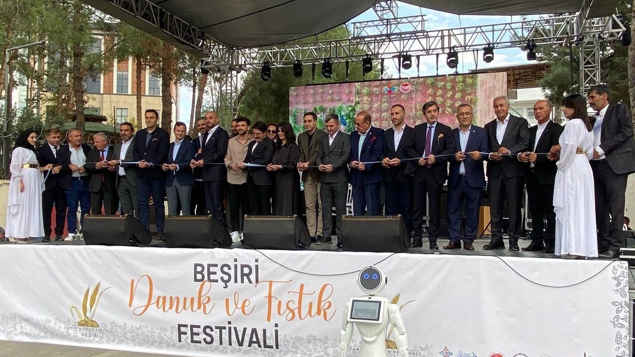 Beşiri’de Renkli Başlangıç: Danuk ve Fıstık Festivali Coşkuyla Kapılarını Açtı